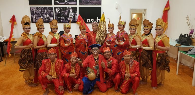 Mapag Wisuda dengan Upacara Adat Sunda di STIKI Immanuel