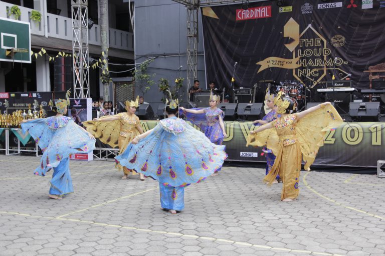 Tari Merak tampil di Pensi SMAK Yahya menyambut Wakil Gubernur Jawa Barat