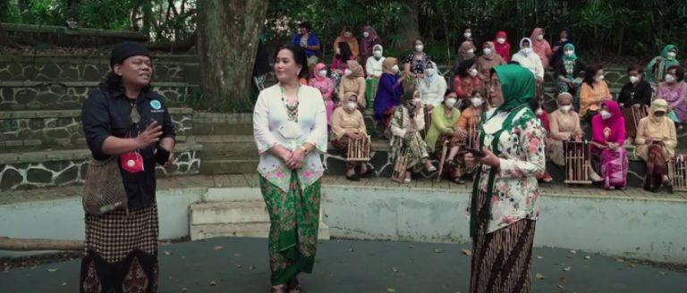 Melestarikan Angklung bersama Forum Perempuan Bandung Bersatu